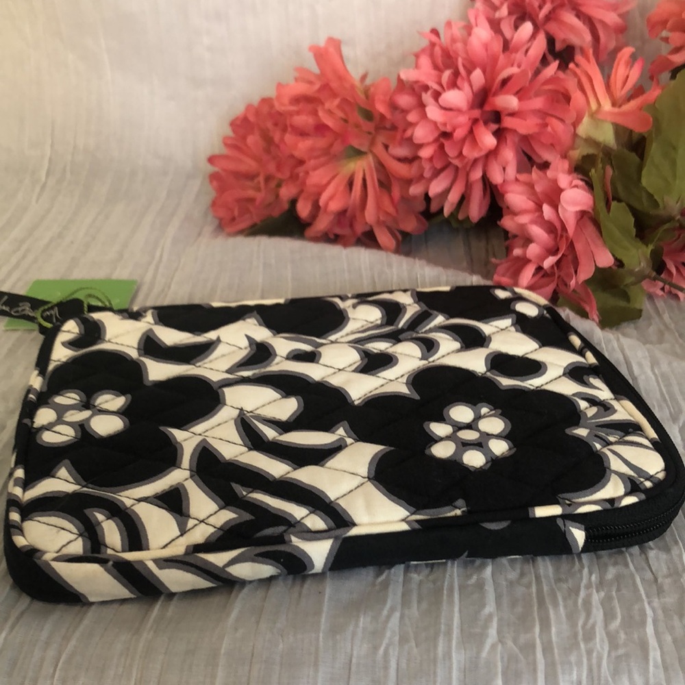 VERA BRADLEY E-Reader Sleeve Night & Day black white paisley NWT & makeup case - Picture 7 of 16